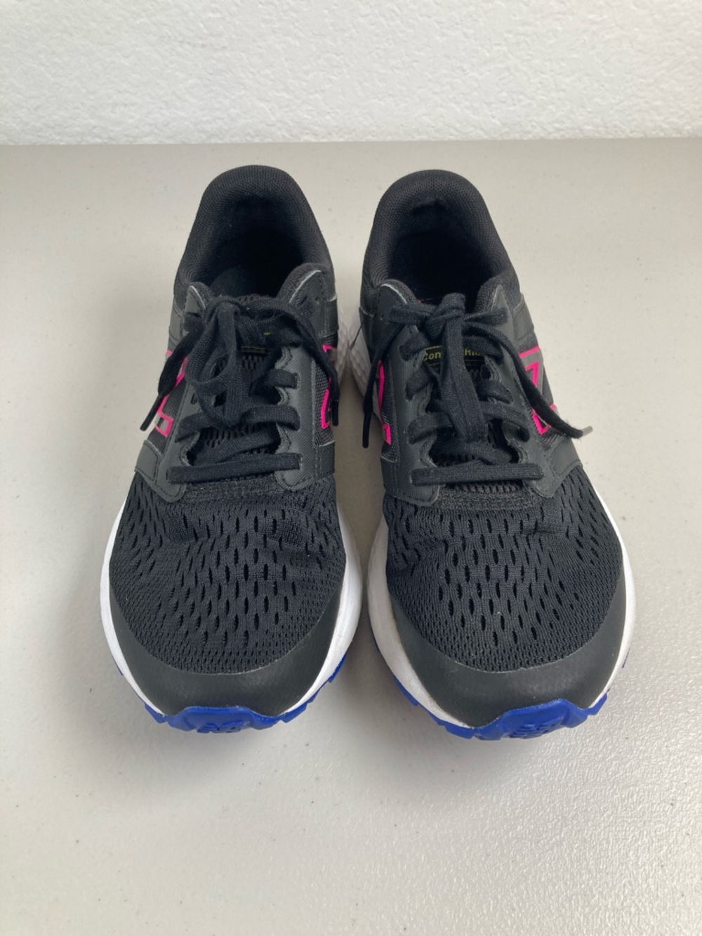 New Balance 520 V5 Women's Black & pink tennis Sz 7 Great Condition